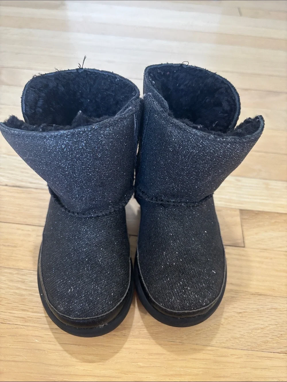 UGG sparkling black